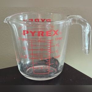 VINTAGE ~  PYREX ~ 2 CUP / 1 PINT MEASURING CUP ~ RED LETTERING ~ OPEN HANDLE